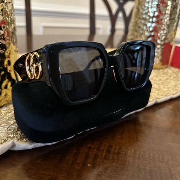 Gucci Black and Gold Oversized Sunglasses - Picture 1 of 7